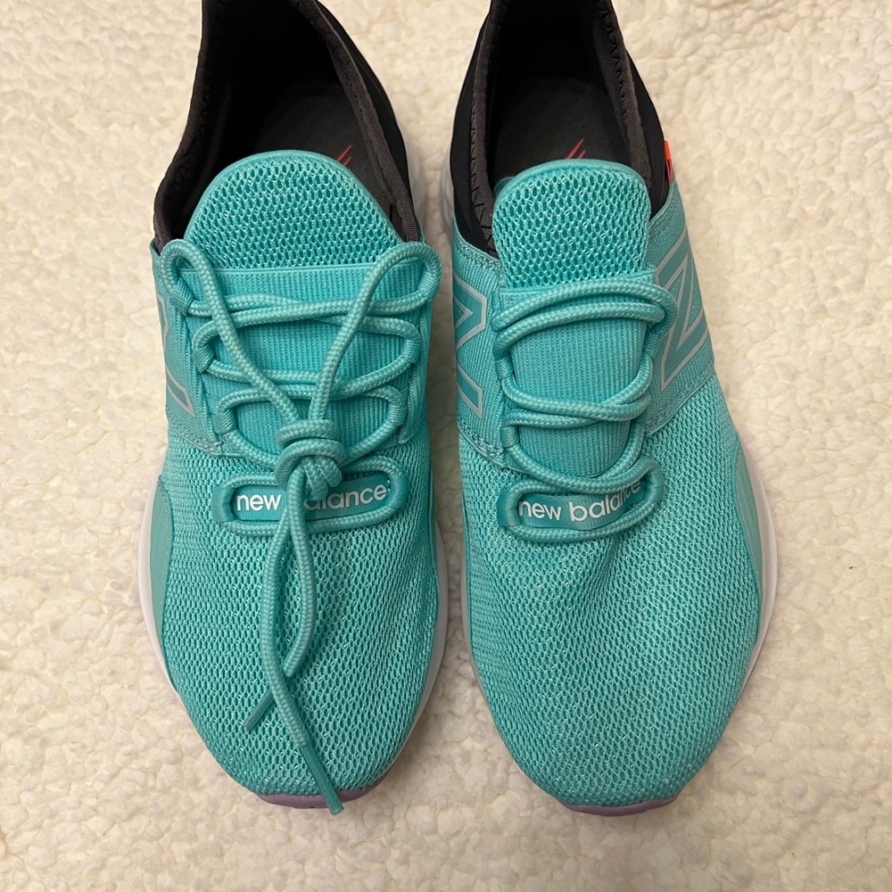 NWOB New Balance Women's Aqua Sneakers (size 6)